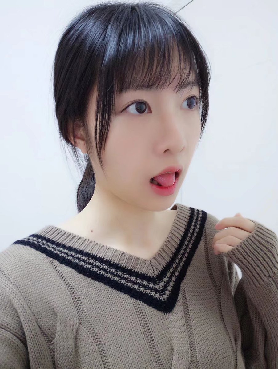 SalomeWoolf1's tweet photo. 关于 ＃狸我一下 这个骚货吐舌头到底想要的是什么，我想大家应该都很明白了。＃射屏 ＃意淫 ＃身边人 ＃骚货 ＃阿黑颜 https://t.co/IoEvgYVKD8