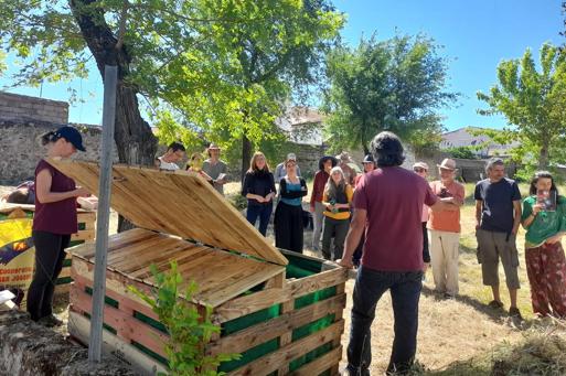 inexsos's tweet image. Alburquerque (Badajoz)  ya tiene su primera #compostera comunitaria gracias a nuestras amigas de @ColectivoCALA 🙌🙌

Inspiradoras, abriendo nuevos caminos para construir modos de vida sostenibles ♻️ 

ow.ly/9hsA50JitSs 

#Residuos #ComunidadesSostenibles #Extremadura