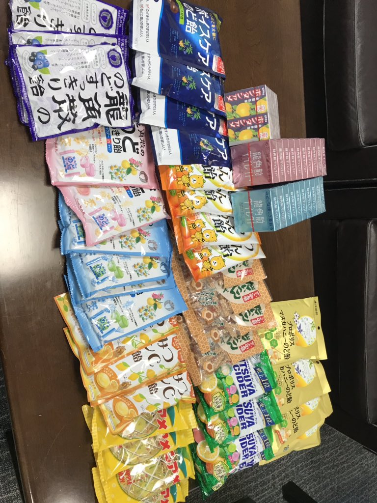 idolalamodenaka's tweet photo. TFMホールとか神田明神ホールとか豊洲PITとか赤坂BLITZとか色んなとこで飴ちゃん置いてたなぁって思い出してた( ´ ▽ ` )
当時のアイドルイベでどこよりも飴に力入れてたことだけは自信ありますwww
#mxidol 飴
でTwitter検索かけたら一杯出てきてホッコリしてました。
早くまた飴配布したいな https://t.co/Tawk9R6SPR