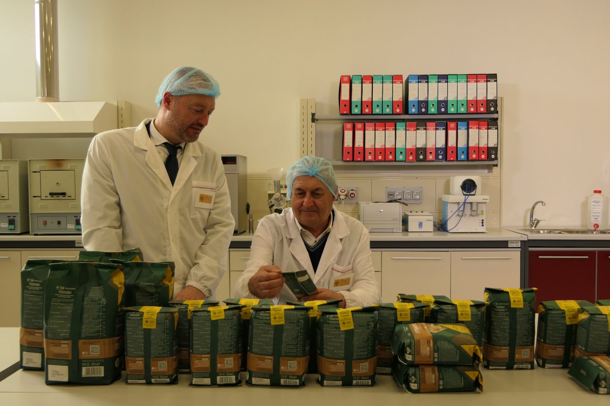 italiaslowtour's tweet photo. Seguendo la filiera della pasta #LeStagionidItalia, #PatrizioRoversi va al Mulino di #JolandaDiSavoia dove si lavora il grano a pietra. E al #PastificioGhigi dove la semola deve superare molti altri test per diventare pasta!🍝
📺#SlowTourPadano Venerdì #27maggio alle 13 @rete_4 https://t.co/oP9q8jllV9
