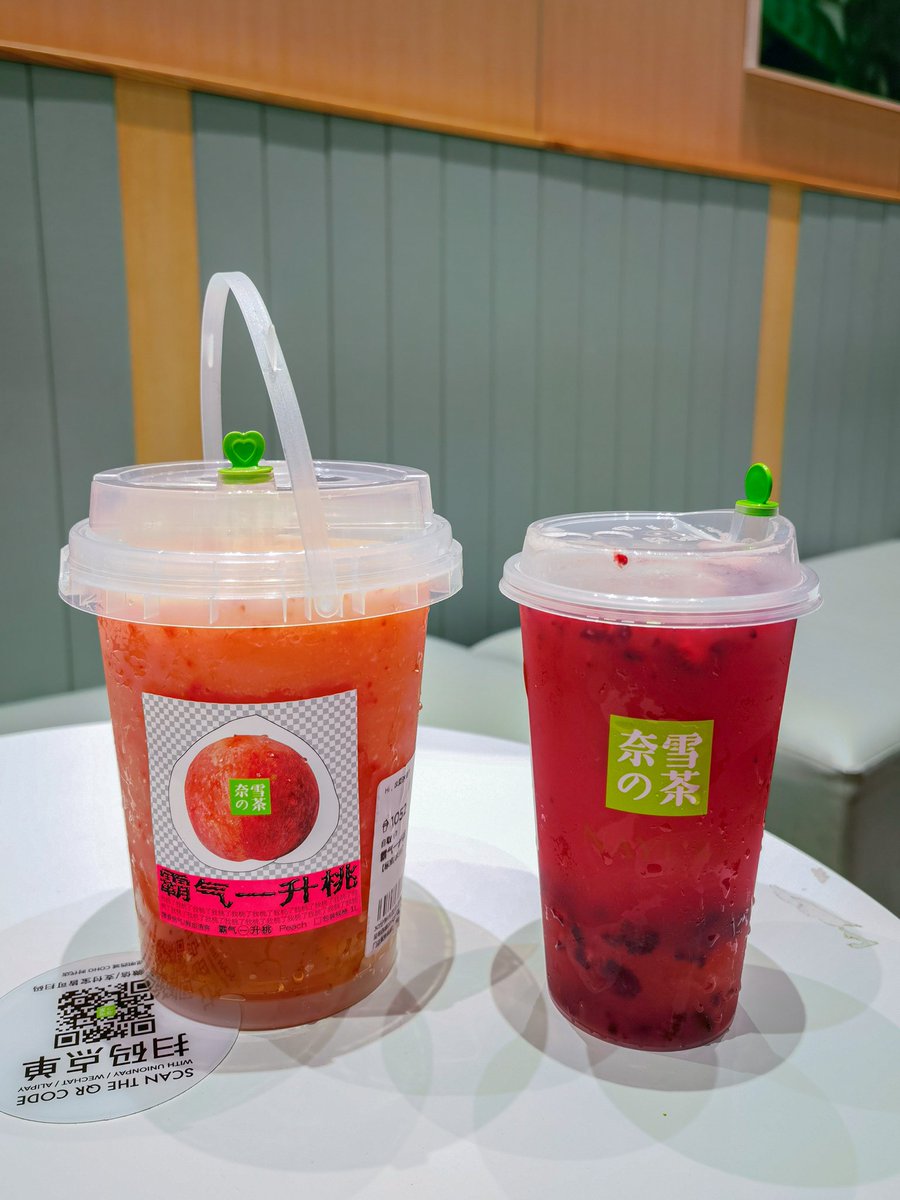 今天的鞋子跟奈雪更配噢
想起去年的生日，送蛋糕给某人吃，在天台赏月，摸舔他的奶子搞到他浑身发抖，然后带到地下车库把他给日了。他的屁股又白又圆，就像那天的月亮。可惜他回重庆去了。有些人虽然是匆匆过客，但是在特殊的时刻相遇，就烙印在记忆里了。