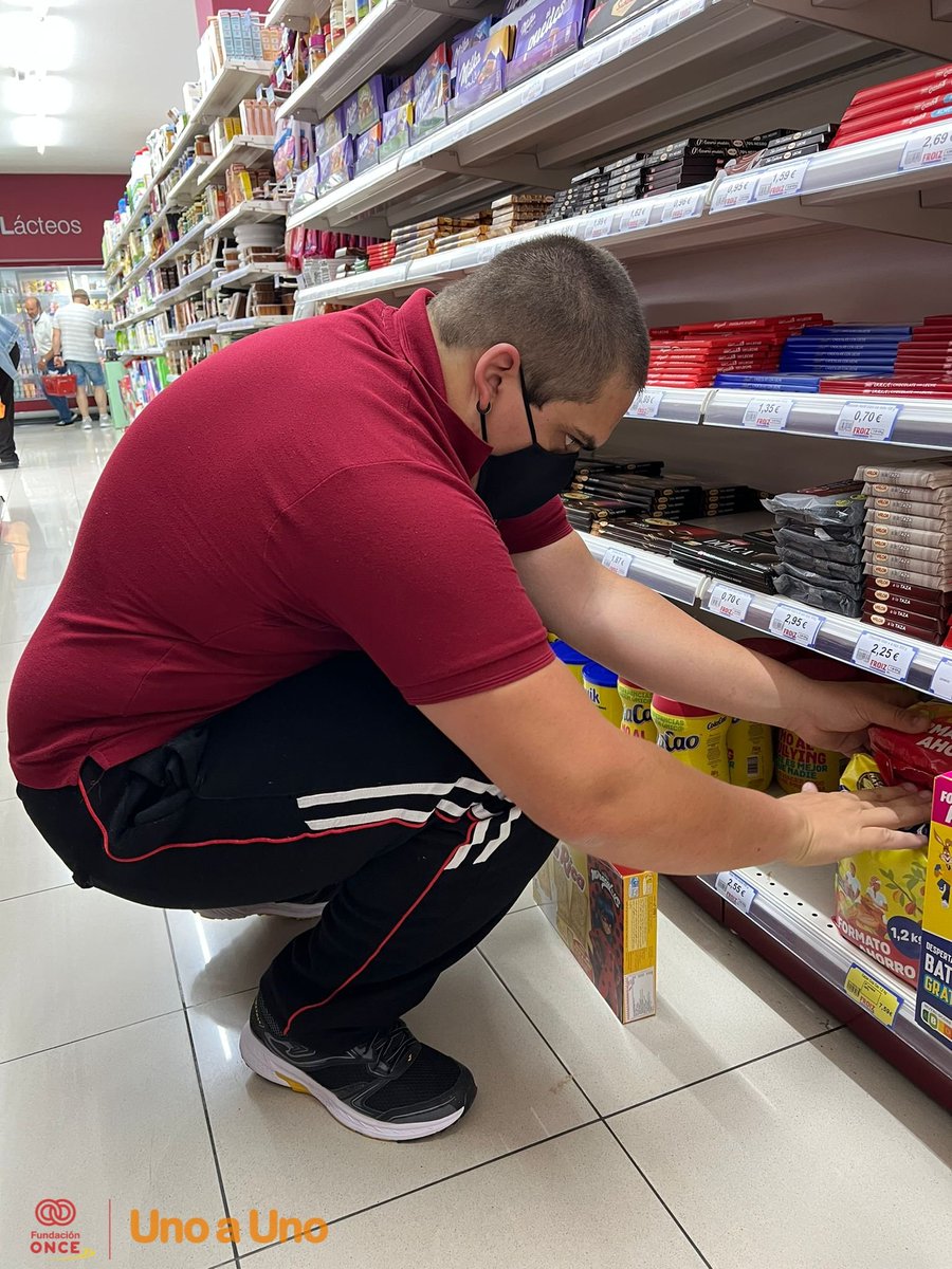 CentroJuanMaria's tweet photo. Mientras Juan se preocupa de que todos los productos estén debidamente colocados, Noelia organiza el almacén en Mercamas Gondomar 🛒
"Curso de operaciones básicas de Auxiliar de Comercio"
@Fundacion_ONCE #programaunoauno #FSE https://t.co/zNHieEVIZr