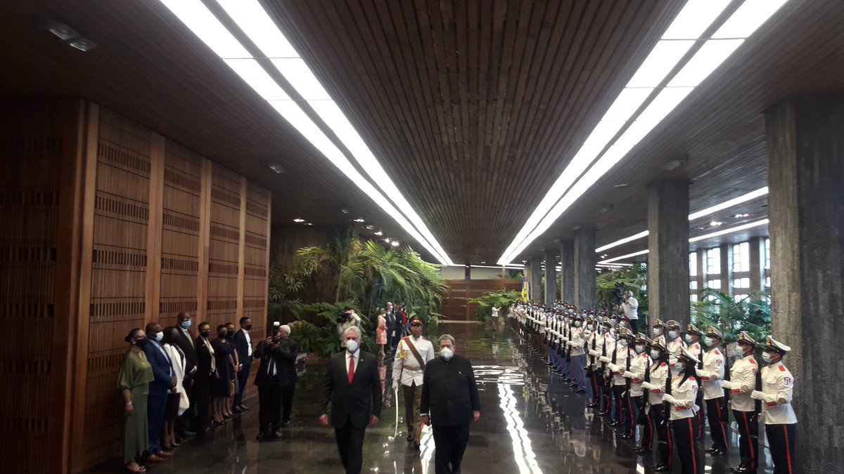 El presidente cubano <a href="/DiazCanelB/">Miguel Díaz-Canel Bermúdez</a> recibe de manera oficial a su hómologo de San Vicente y las Granadinas, Ralph Gonsalves.