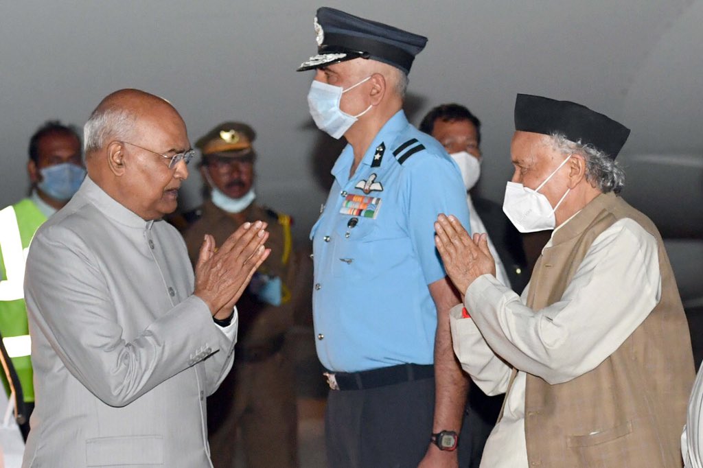 rashtrapatibhvn's tweet photo. Shri Bhagat Singh Koshyari, Governor of Maharashtra received President Ram Nath Kovind on his arrival in Pune. https://t.co/otHSkCIyaW
