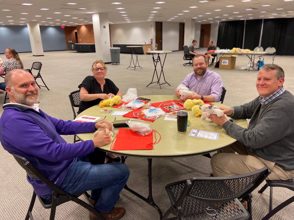 UnitedWaySTL's tweet photo. Thank you to #STL @WellsFargo advisors for recently completing a #Service2Go project through our Volunteer Center! #Volunteers made 150 Pocket Pal Kits and delivered them to the recipient agencies. These special deliveries brought smiles to all the kids’ faces 😊! #HelpingHere https://t.co/XsmXf0UdSM