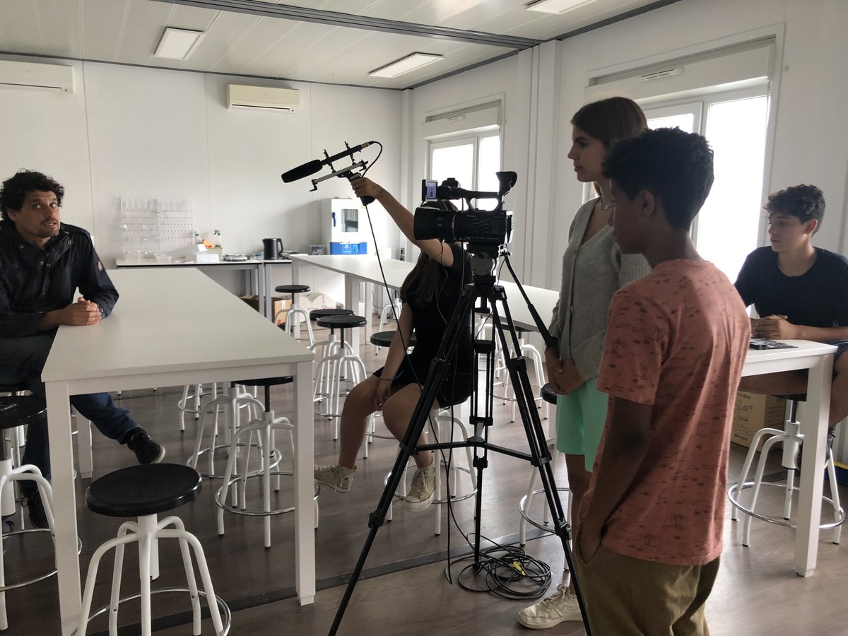 insaferrer's tweet photo. Aquests dies, el nostre alumnat entrevista als investigadors de l' @IBECBarcelona #IFAE @IRBBarcelona en el marc del projecte "Fem recerca amb el @_BIST
Podeu seguir el procés del projecte al web!
👇
https://t.co/Jyoh7i8vx9 https://t.co/V37ciZaXqG