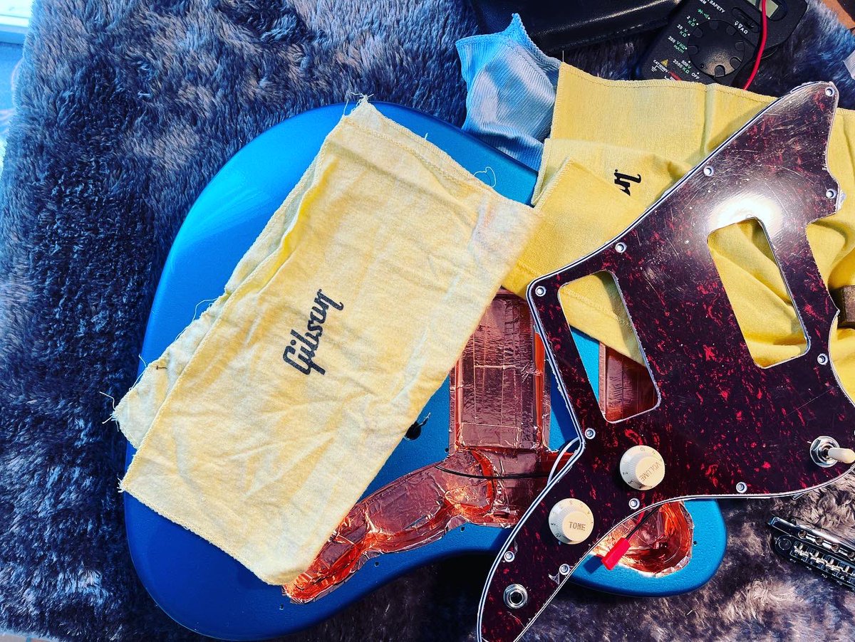 erwanboutigny's tweet photo. Work in progress ! #mynitorlack #nitrocellusose #almostafender #homemadeguitar #oceanturquoise https://t.co/rGXRVd7jFt