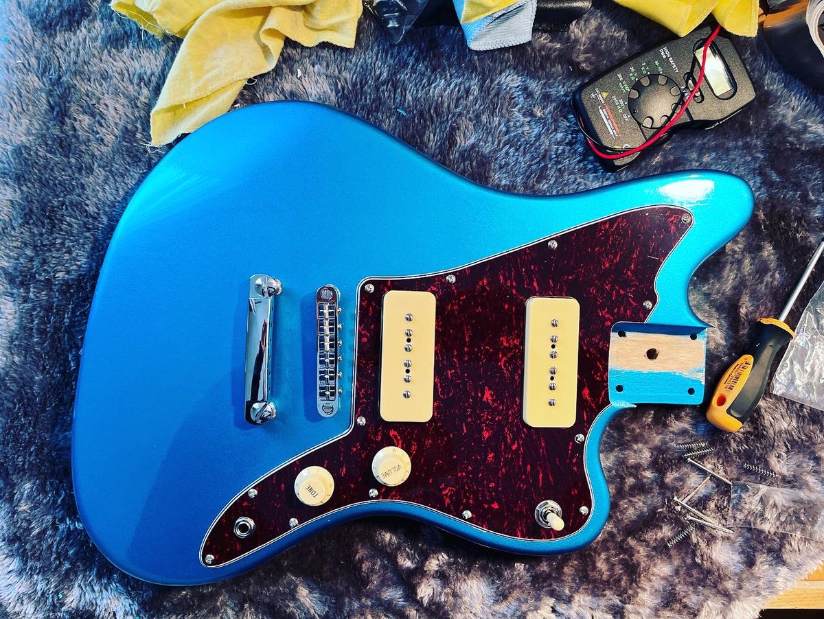 erwanboutigny's tweet photo. Work in progress ! #mynitorlack #nitrocellusose #almostafender #homemadeguitar #oceanturquoise https://t.co/rGXRVd7jFt