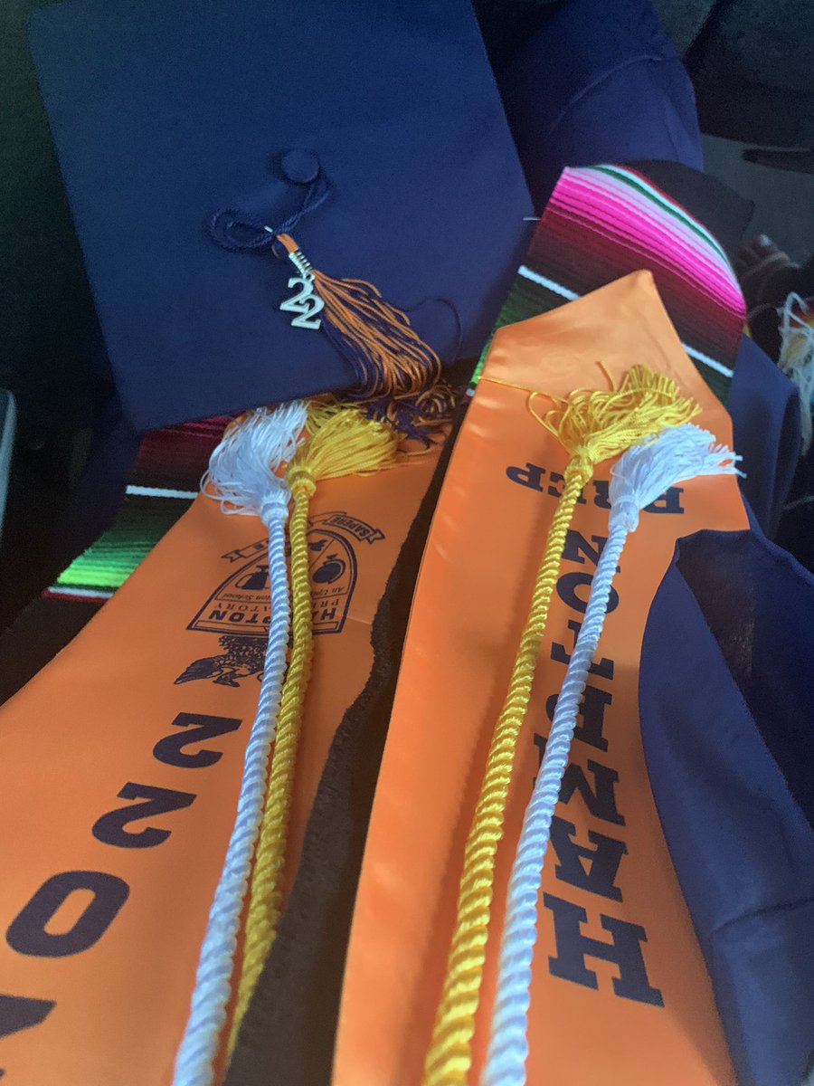 ElUglyFlaco's tweet photo. We out 🇲🇽👨🏻‍🎓 #Classof2022 https://t.co/dWWe1Zn5Yp