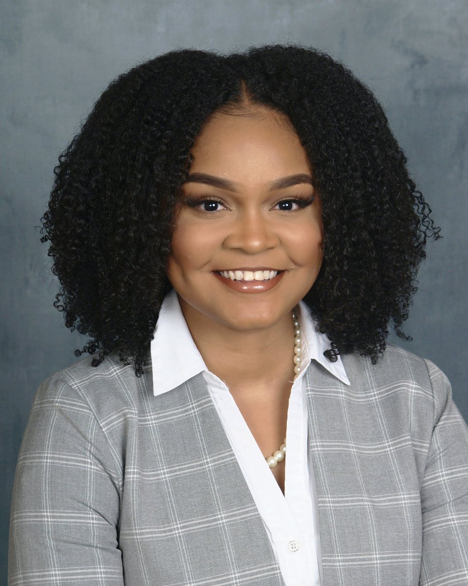 Realized I never posted my headshot! And it deserves to be on #MedTwitter  

Does this scream hire me or no?? #gyngang #match2023