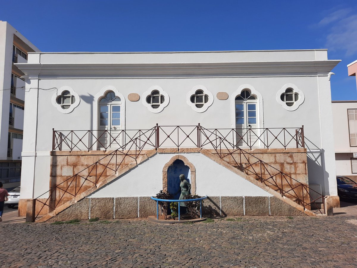 technetempire's tweet photo. Estamos no Mindelo, na ilha de São Vicente, onde encontrámos uma obra a cargo do director das obras públicas de Cabo Verde: o edifício das águas, conhecido por Madeiral, projectado em 1886 por Frederico Augusto Torres, coronel de cavalaria. #technetempire #chaminvestiga https://t.co/OlpVbZepo4