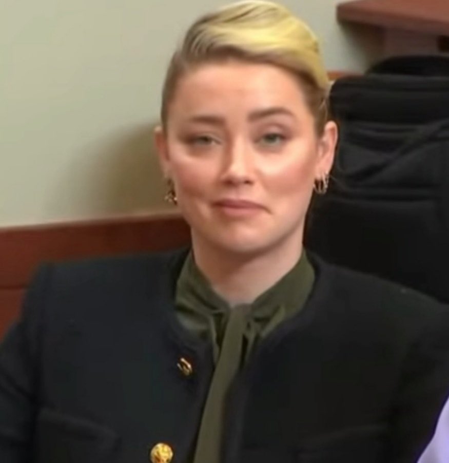 ComeGeekSome1's tweet photo. Amber heard has just said she has not sat in court, laughing, snickering, mocking. Then what are these? These are from today and yesterday. Laughing when Depp was telling about his finger being cut off. https://t.co/DlPhOQn0ee