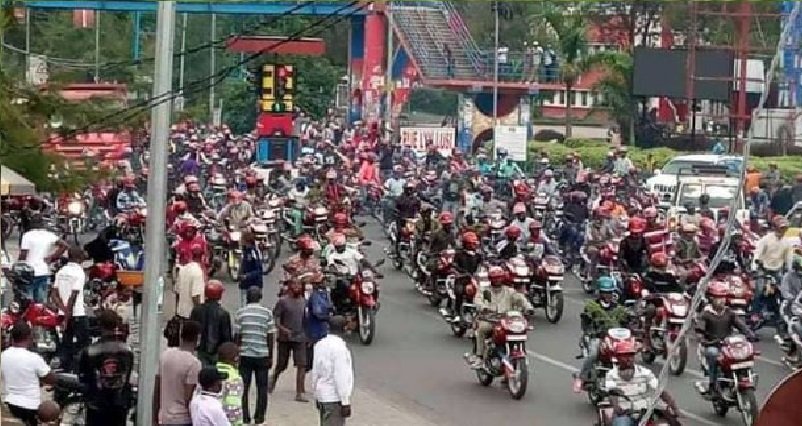 ChrisKatembua's tweet photo. #GuerreDansLest
Bravo aux taximen moto, qui ont beaucoup aidé les @FARDC_off dans leurs victoires contre les rebelles eu #M23 @m23congoNL !
Ils ont apporté nourritures et ont aidé dans la logistique !
Des vrais patriotes !
L'est du Congo, c'est le #Congo. On est chez nous ! #RDC https://t.co/bNvij2Vx6Q