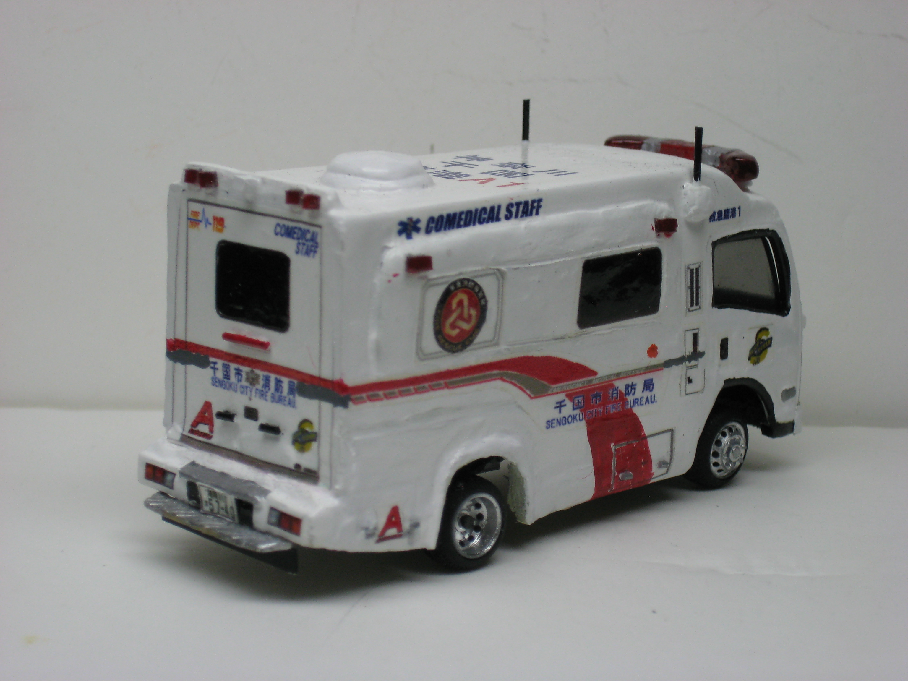トミカ改 いすゞエルフ札幌ボデー工業Tri-Heartドクターカー