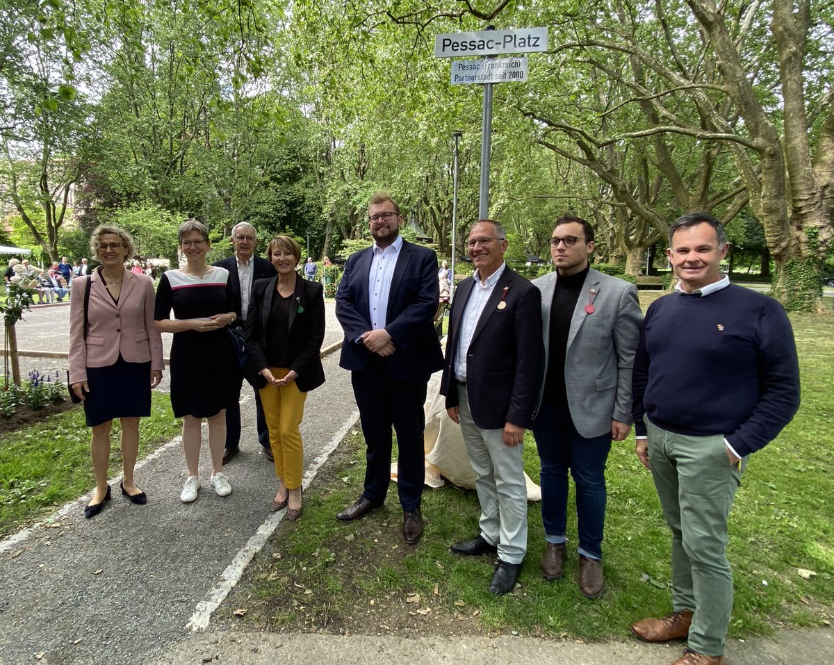 leroy_fabien's tweet photo. Une délégation de la @Villedepessac est aujourd’hui à #Goppingen pour inaugurer la « Place de #Pessac » et célébrer les 22 ans du jumelage entre les 2 villes ! 🇫🇷🇩🇪
#France #Allemagne https://t.co/1pchsUxyB1