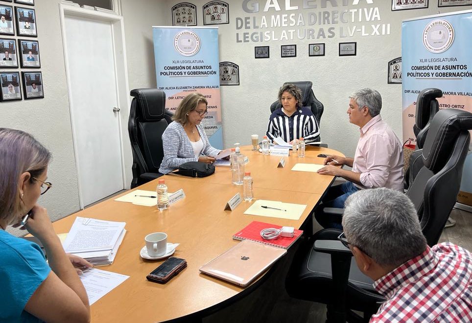 congresogro's tweet photo. La Comisión de Asuntos Políticos y Gobernación se reunió este jueves para aprobar cuatro dictámenes donde se emite juicio en contra de dos regidores del municipio de Chilpancingo y dos más de Tecpan de Galeana, relativos al desempeño paralelo de funciones docentes y edilicias. https://t.co/QJpsy2gNJ1