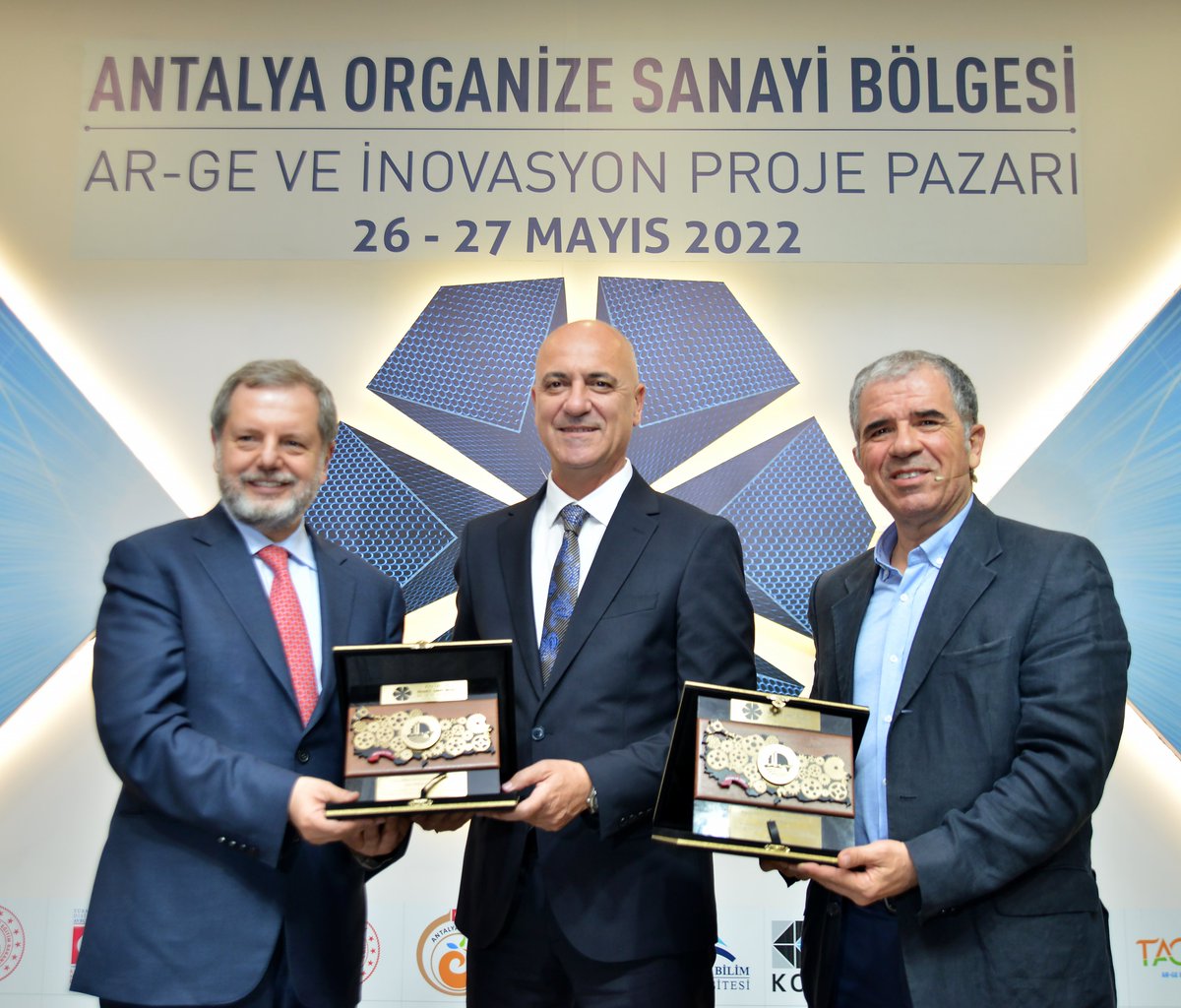 AntalyaOSB's tweet image. Gazeteci / @dunya_gazetesi YK Başkanı Hakan Güldağ ve Finans Danışmanı / Ekonomist @thealiagaoglu,  Antalya OSB Ar-Ge &amp;amp; İnovasyon Proje Pazarı 2022 Etkinliği kapsamında gerçekleştirdikleri ŞANS SOHBETLERİ&apos;nde &quot;Türkiye Ekonomisi; Gelişmeler ve Yakın Gelecek Beklentileri&quot; ele aldı.