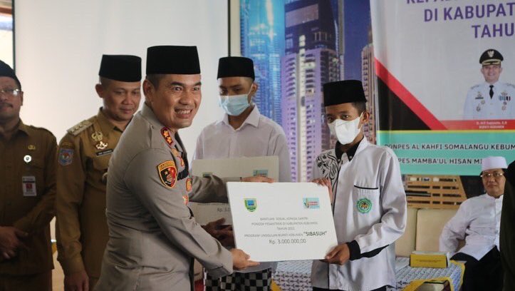 somalangu879's tweet photo. Penyerahan Poskestren Kit Kepada Pondok Pesantren di Kabupaten Kebumen Tahun 2022 https://t.co/ix3OU6pf9O