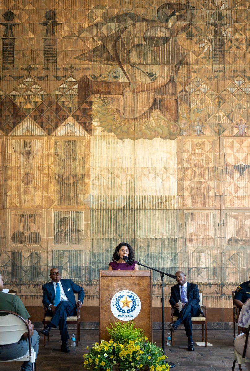 LinaHidalgoTX's tweet photo. Yesterday we unveiled a beautiful monument to George Floyd in his hometown. It will serve as a landmark in Harris County, reminding us of our continued commitment to racial justice and smarter criminal justice policies. https://t.co/KcRpLZhDhR
