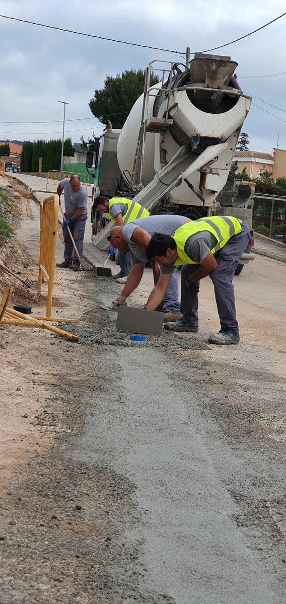 CVI realizando una obra en la urbanización "La Ponderosa", que, en épocas de verano, tiene problemas de suministro de agua potable en la parte alta de la misma, por lo que se ha cambiado la sección de la tubería de 90mm, a una de 110mm de PVC.
#tuberias #aguapotable #obrasdeaguas