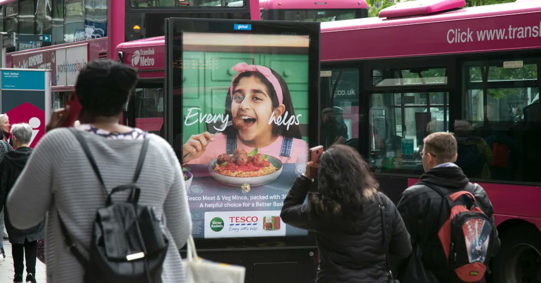 Extending their #BetterBaskets initiative onto the streets of Belfast 🛒🌱. @Tesco are inspiring grocery shoppers across Northern Ireland with helpful meal inspiration choices using Global roadside 6 sheets 🍝 💡

🏷️ @MediaComUK @TalonOOH @TalonOOH_Ire

#grocery #tesco #OOH