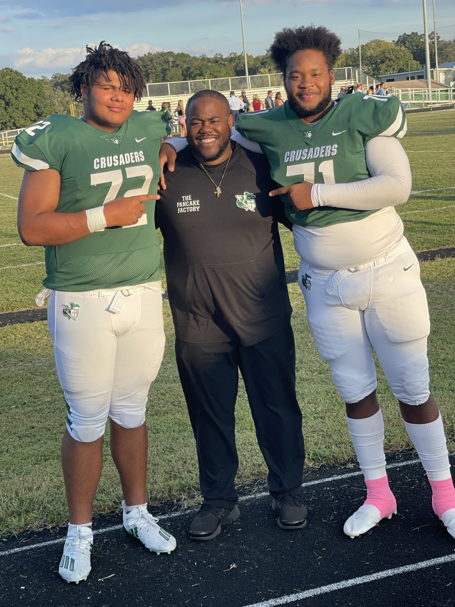 CoachMcClain73's tweet photo. Extremely BLESSED &amp; PROUD of you guys!!! Thank you @jaidengiovenco &amp; @BigChrisW71 ‼️🎉🎓⚔️🏈 #1CommonGoal https://t.co/Ekd9f9N2bM