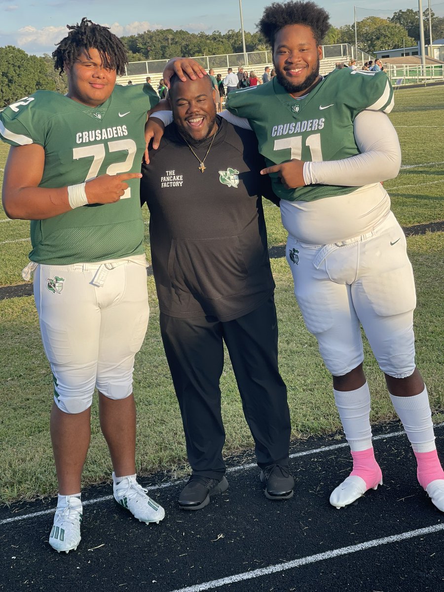 CoachMcClain73's tweet photo. Extremely BLESSED &amp; PROUD of you guys!!! Thank you @jaidengiovenco &amp; @BigChrisW71 ‼️🎉🎓⚔️🏈 #1CommonGoal https://t.co/Ekd9f9N2bM