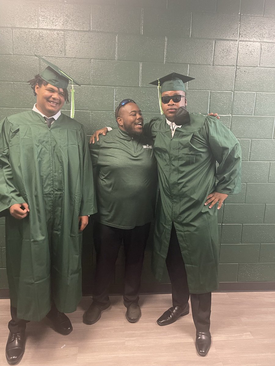 CoachMcClain73's tweet photo. Extremely BLESSED &amp; PROUD of you guys!!! Thank you @jaidengiovenco &amp; @BigChrisW71 ‼️🎉🎓⚔️🏈 #1CommonGoal https://t.co/Ekd9f9N2bM