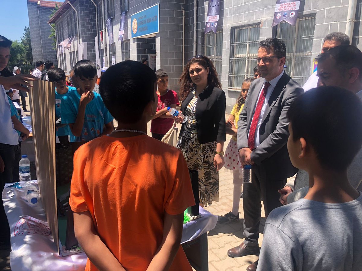 Alparslan İmam Hatip Ortaokulunu ziyaret edip, 4006  Tübitak Bilim Fuarının açılışını yaptık. Emeği geçen öğrenci, öğretmen ve idarecilerimize teşekkür ediyorum. <a href="/tcmeb/">Millî Eğitim Bakanlığı</a> <a href="/aliihsansu_/">Ali İhsan Su</a> <a href="/abdullahciftci7/">Abdullah Çiftçi</a> <a href="/Murat4Kucukali/">Murat Küçükali</a> <a href="/Diyarbakirmem/">Diyarbakır İl Millî Eğitim Müdürlüğü</a>