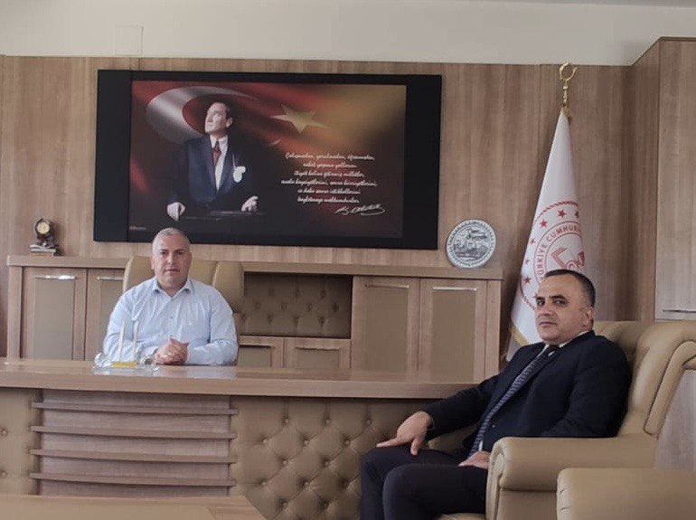 Yönetici Geliştirme Programı kapsamında ilçemizde okul Müdürlerine eğitim veren Sayın Mehmet Ali BOLATKIRAN İlçe Milli Eğitim Müdürümüz Sayın Ömer KARAYILAN'ı makamında ziyaret etti.