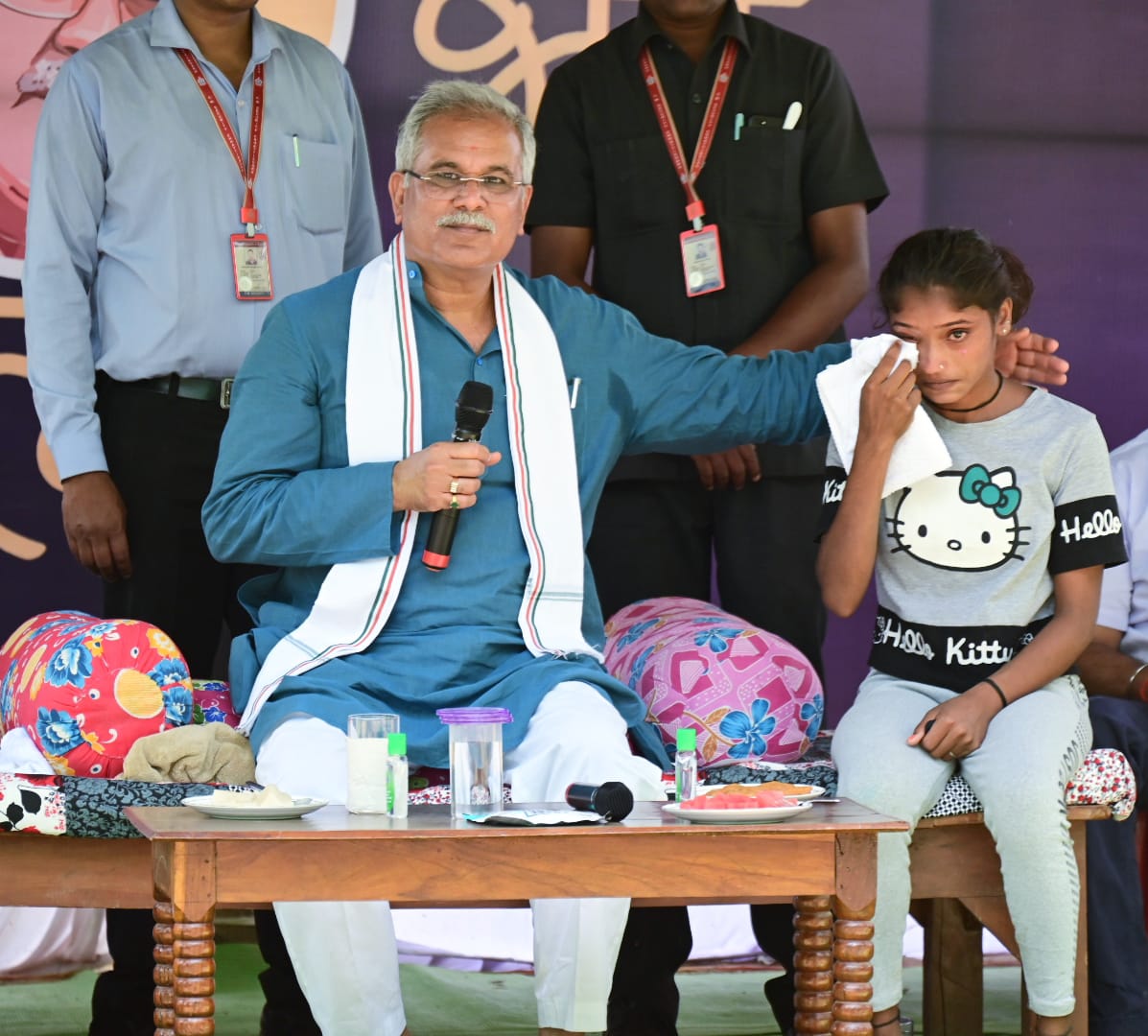 IYCPendraGPM's tweet photo. आज एक ऐसा वाक्या भैंसगांव में हुआ, जहाँ एक रोती, बिलखती बच्ची को छत्तीसगढ़ के मुख्यमंत्री श्री @bhupeshbaghel जी ने उन्हे पास बुला कर बैठाया और सिर पर हाथ फेर पानी पिलाया और कहा कि आज से मैं तुम्हारा पालक। बेटी लोकेश्वरी की उठाई पूरा जिम्मेदारी।

@drshivdahariya @Kshitij_Dau https://t.co/titgjM08UO