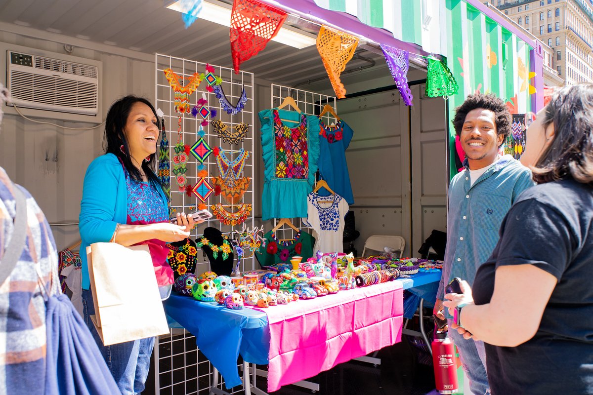 LOVEParkPhilly's tweet image. Put us in your weekend plans.❤️ Memorial Day Weekend means summer's here, but we're giving a sendoff to #springinlove on Friday and Saturday at LOVE Park! Check out our blog for five FREE ways to have fun ➡️ bit.ly/3z115zH