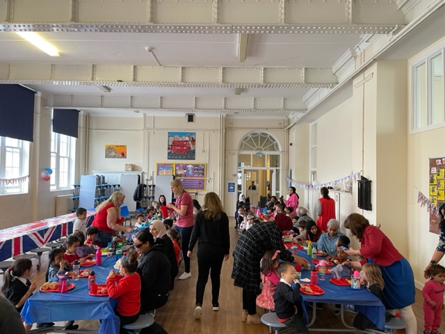 FulhamSchool's tweet photo. As part of our Jubilee celebrations, we had our own 'street' party.  Thank to the family members who joined us for lunch! #FPS #FPSfamily #JubileeCelebration #streetparty #TheQueen #Lunchtime https://t.co/lsdy2mtGMY