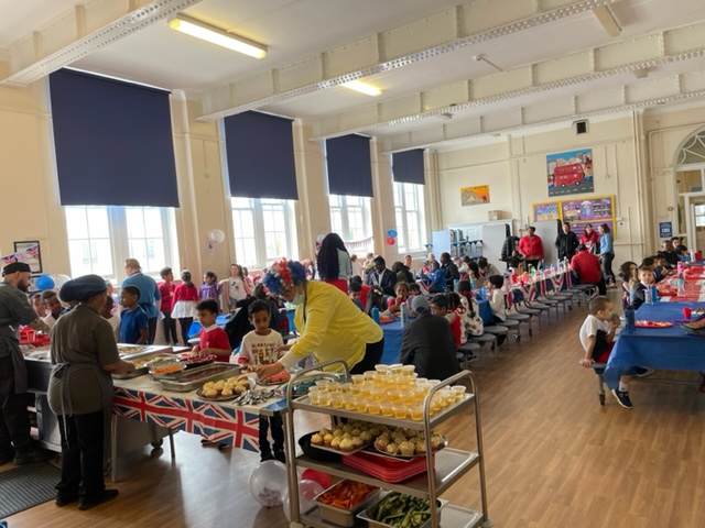 FulhamSchool's tweet photo. As part of our Jubilee celebrations, we had our own 'street' party.  Thank to the family members who joined us for lunch! #FPS #FPSfamily #JubileeCelebration #streetparty #TheQueen #Lunchtime https://t.co/lsdy2mtGMY