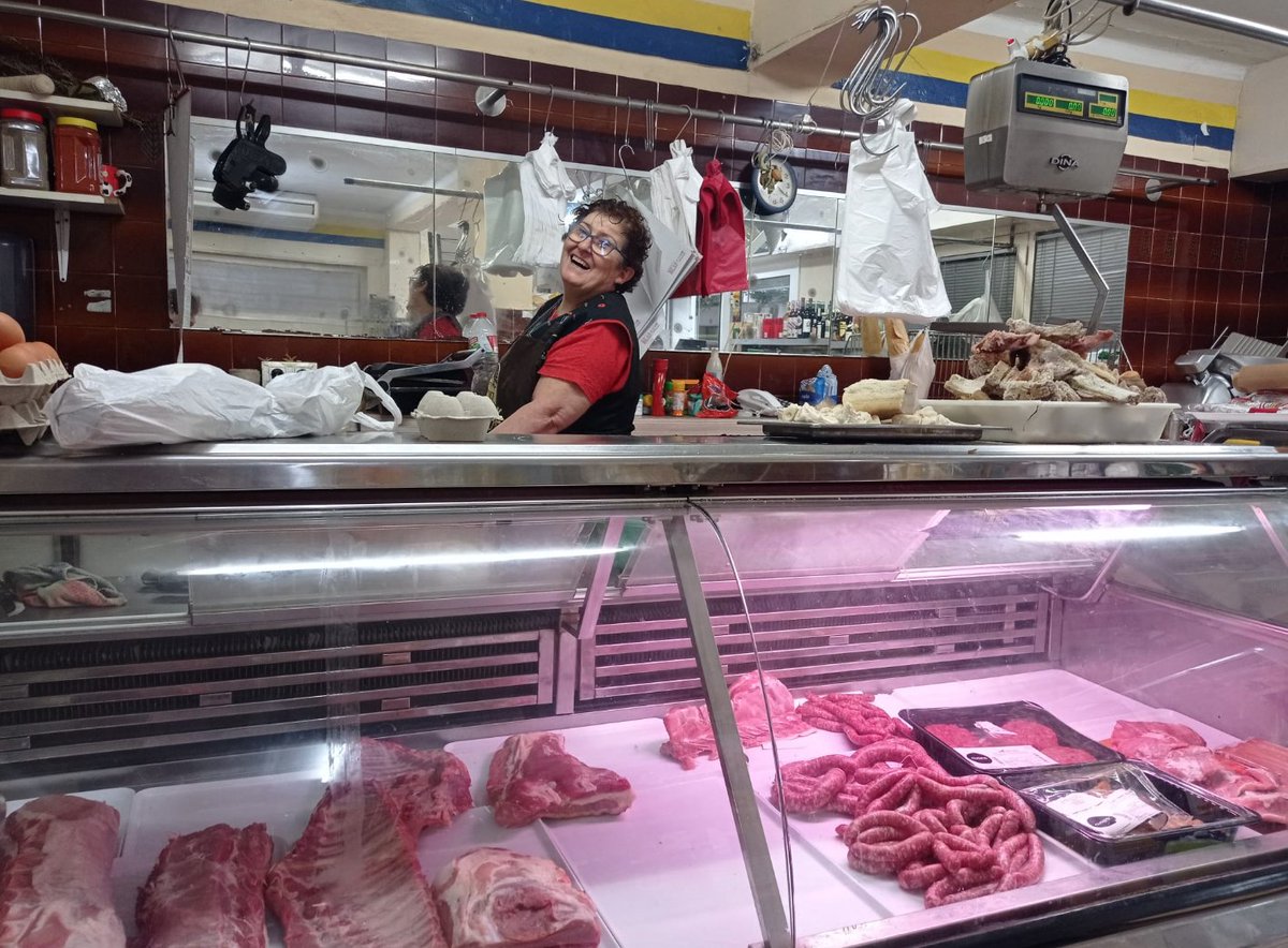 GaricaSergio's tweet photo. Després de 35 anys al peu del canó, amb uns horaris infernals, la meva mare i la meva tieta es jubilen aviat i abaixen la persiana de la seva botiga de queviures a la Marca de l’Ham, un dels barris més humils i estigmatitzats de Figueres. https://t.co/oBpzXKjwcb