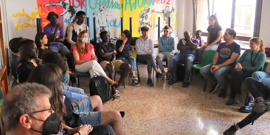 xarxaomnia's tweet photo. Els joves des de @OmniaServei del projecte Tasta'm de @serveisolidari van preparar una exposició en el #puntomnia sobre el Ramadà. També van donar una xerrada a l'equip on van explicar les seves experiències i tradicions entorn d'aquesta celebració. https://t.co/ed7Evbco1a