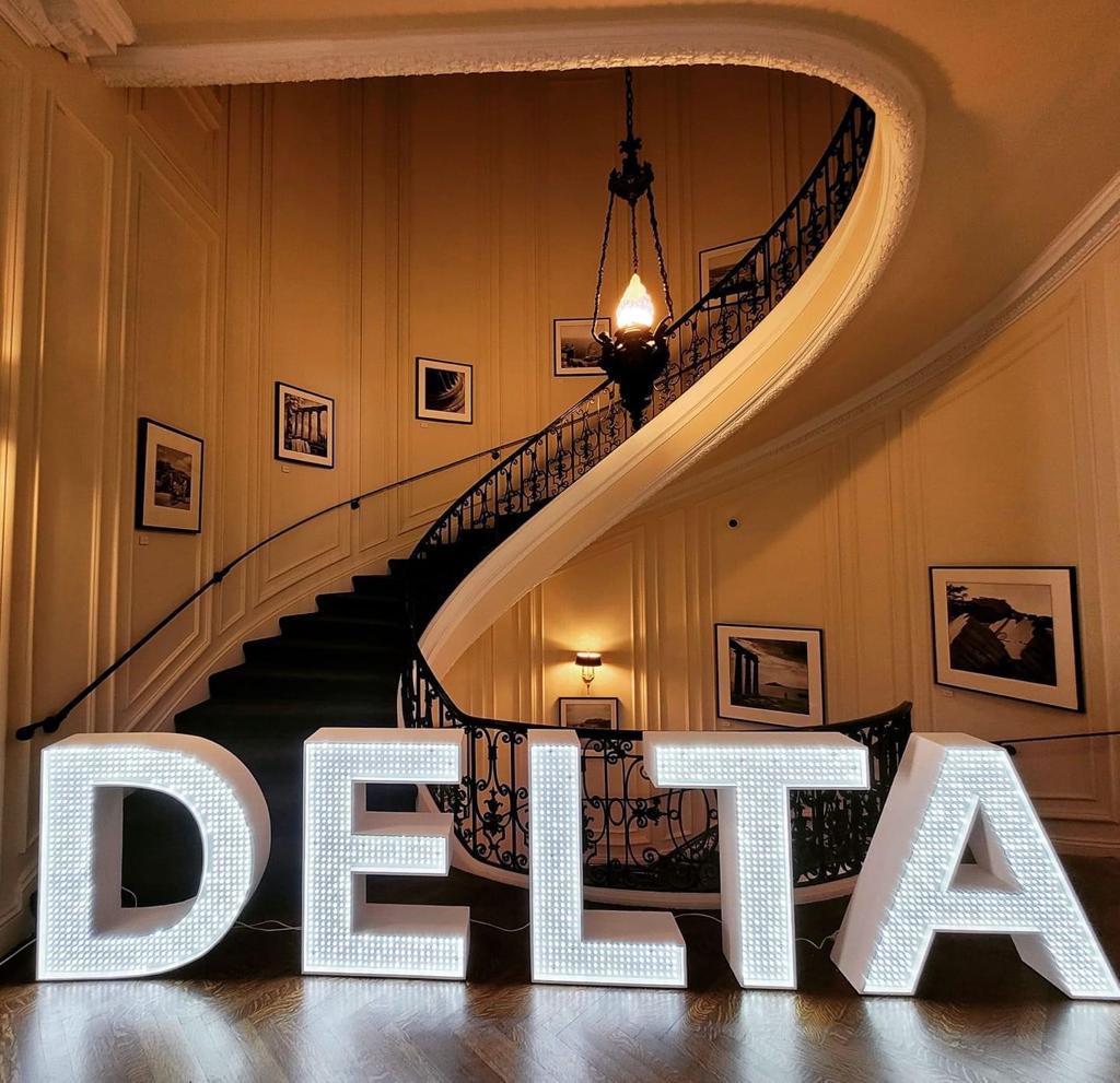 Join us tomorrow, 𝐌𝐚𝐲 𝟐𝟕𝐭𝐡, at <a href="/BostonLogan/">Boston Logan International Airport</a>'s 𝐓𝐞𝐫𝐦𝐢𝐧𝐚𝐥 𝐄 𝐇𝐚𝐥𝐥 𝐨𝐟 𝐅𝐥𝐚𝐠𝐬 (departures level) at 𝟓:𝟑𝟎-𝟔:𝟑𝟎𝐩𝐦 to raise our flag and enjoy Greek dancing &amp; food in celebration of the first direct BOS-ATH flight since the 90s, operated by <a href="/Delta/">Delta</a>! 🇬🇷🇺🇸