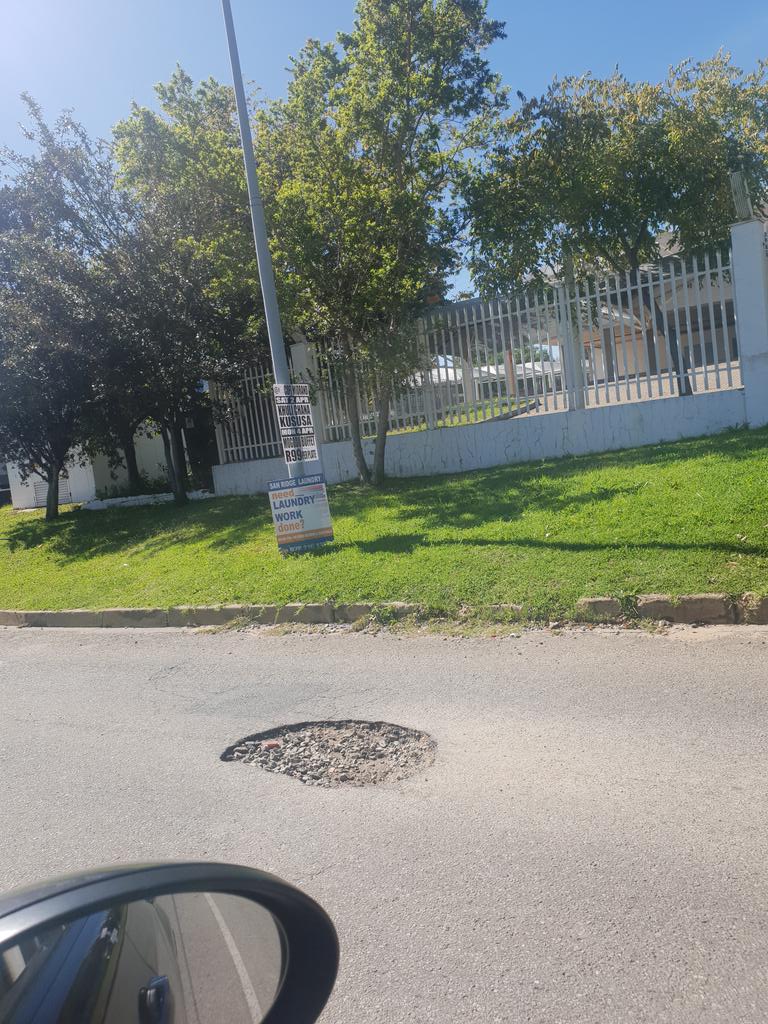 BarneySimon's tweet photo. Been there for months and illegal posters stuck on all the poles in Midrand.
Outside the Jacaranda HQ. #PotholesMustFall #MidrandSux https://t.co/l0T29lz7RW