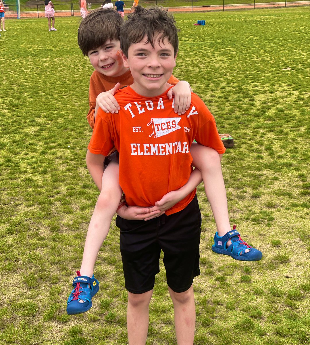 Thank you <a href="/tegacaytitans/">Tega Cay Titans</a> for capturing this moment during field day for SABAR house❣️