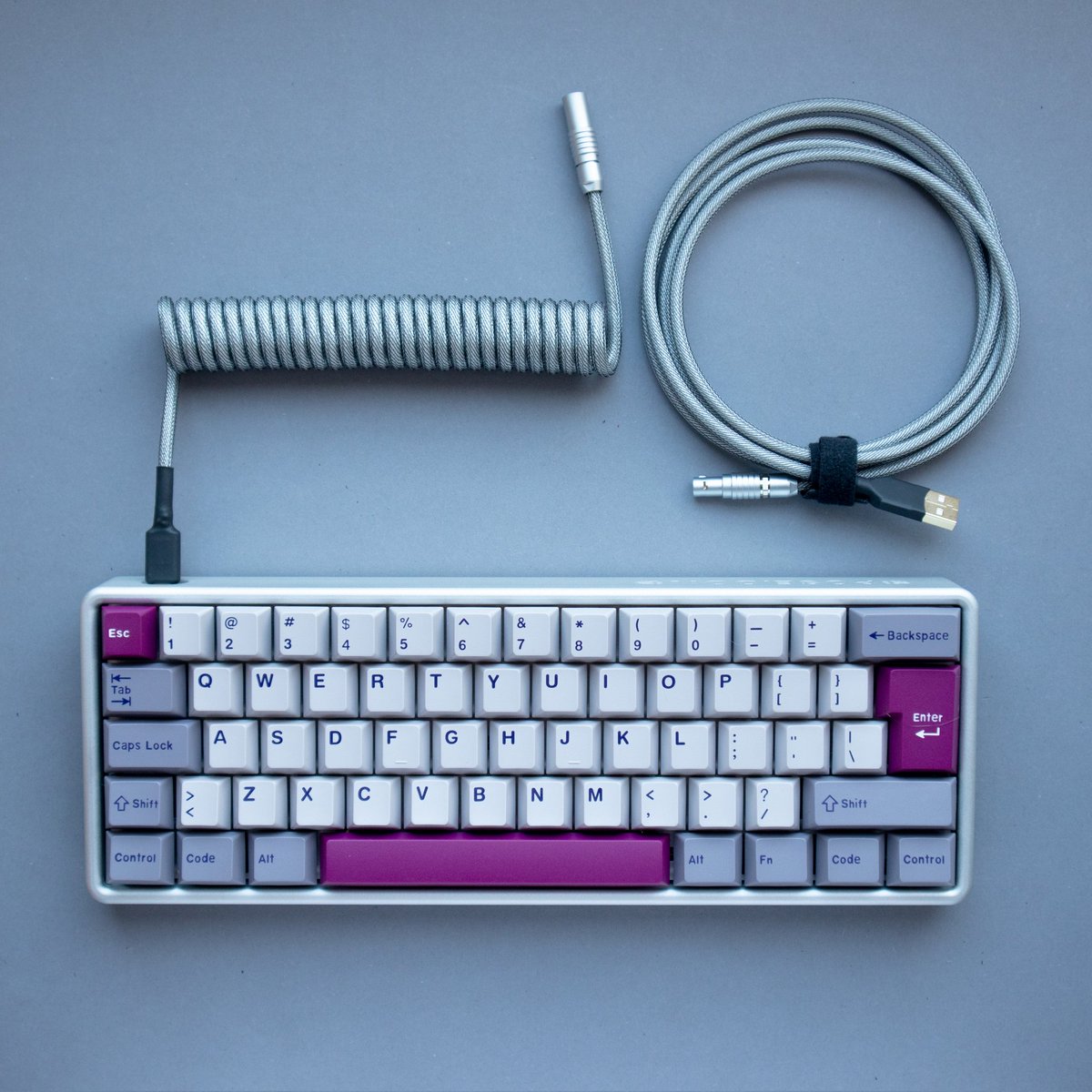 Alex_M_He's tweet photo. @Uryftw Cable de @steelapes  con Poseidón, Gat yellow y GMK clon.

El otro es un Varmilo con switches Kailhbox White. https://t.co/vmu8SNpb51