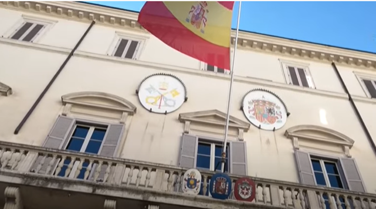agosschioso's tweet photo. Frente a la columna, se encuentra el Palacio de España o Palacio Monaldeschi, un edificio histórico italiano de estilo barroco en la plaza de España de Roma que alberga desde el siglo XVII, la #EmbajadaDeEspaña ante la Santa Sede.
@he_aca https://t.co/Q7vWLiDYrP