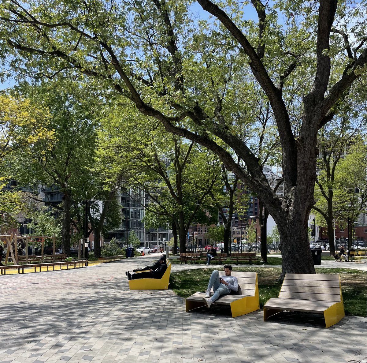 The trade-off of urban living: smaller personal spaces (no backyards!) but excellent shared spaces. When we deliver on the promise, it's really great. Here, one of our newer parks in downtown Toronto. #WalkableCity