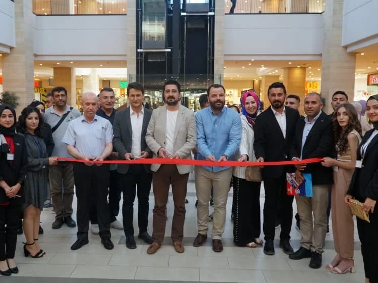 GNCILTKLB's tweet photo. Bugün Piazza AVM'de “Şanlıurfa Konulu Fotoğraf Sergisi”nin açılışı gerçekleşti. Açılışa Harüsem Müdürü Doç. Dr Ahmet Göçen, MYO Müdürümüz Doç. Dr. Ragıp Terzi, müdür yardımcıları, bölüm hocaları, basın mensupları ve çok sayıda sanatsever katıldı. https://t.co/NDXOCFBvj4
