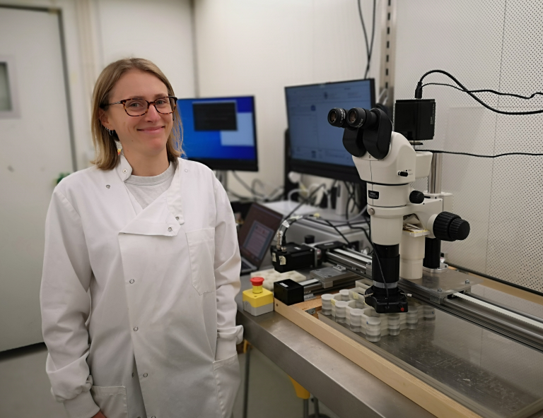 bessonmarc's tweet photo. 🥳Very proud to present you Ellie, the protist whisperer in @DrChrisClements lab, and Elly, the program I have developed to control our robotic gantry 🤖, microscope camera 🎥, and ring light (arduino) 🔦, to automatically monitor freshwater protist experimental communities 🦠. https://t.co/oaAWwusr5R