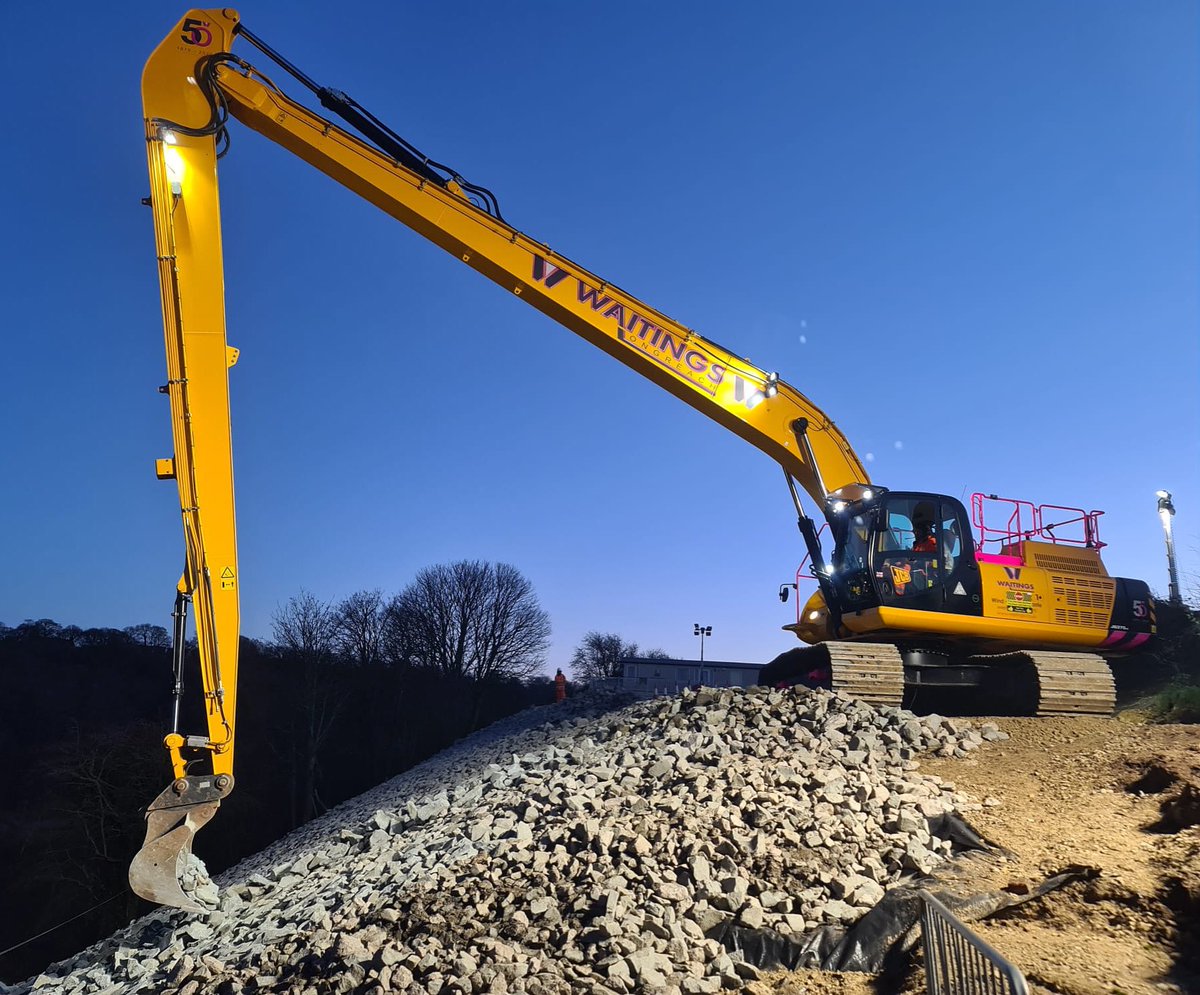 waitingsltd's tweet photo. Emergency Embankment Stabilisation works - making good use of the 22 outreach 💪🏼 

#longreachexcavator #waitings #waitingslongreach #teamgreen #emergencyworks https://t.co/zu4v3tA17v