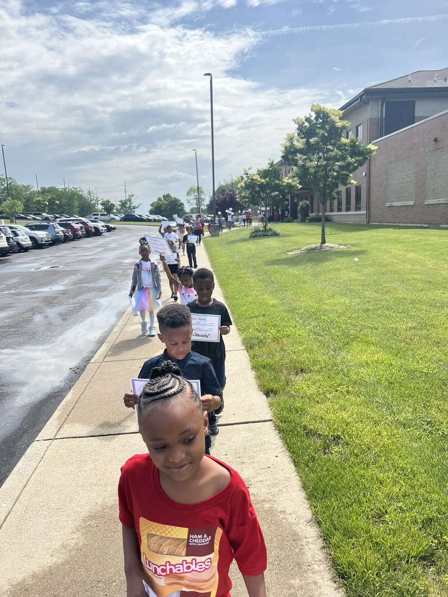 crookbailey2013's tweet image. We had a parade to celebrate students’ iREADY growth! The sun broke through the clouds and parents were here to celebrate our babies! @PCSDViking #vikingdiff