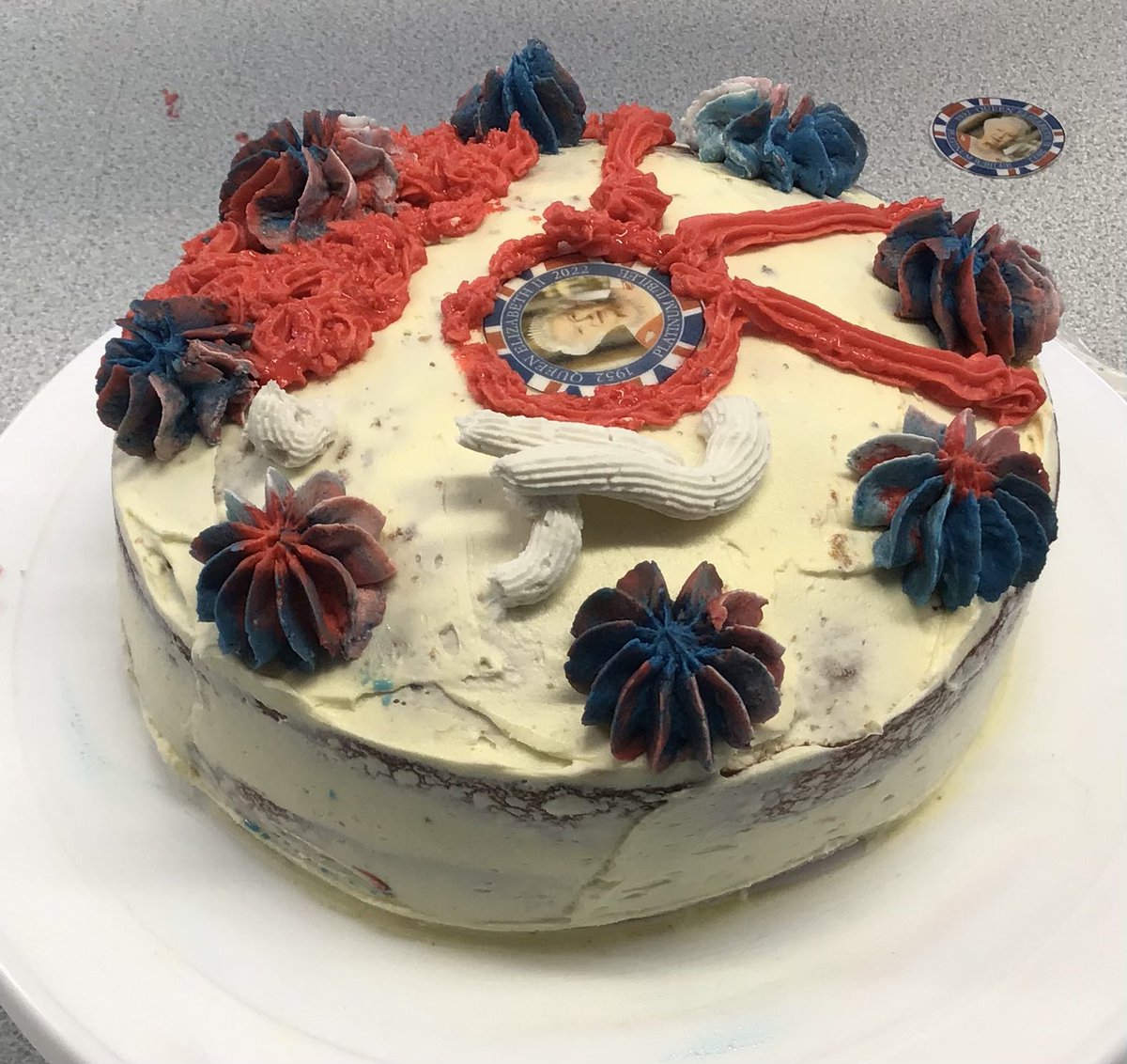 TirMorfa's tweet photo. #ytmLlandegla have been lucky to have some cake decorating skills demonstrated. Our piping skills were fabulous and our Jubilee cakes delicious. Thank you Chelsea! #ytmexpart #ytmscitech #PlatinumJubileeCelebration https://t.co/IsuL5SLHWW