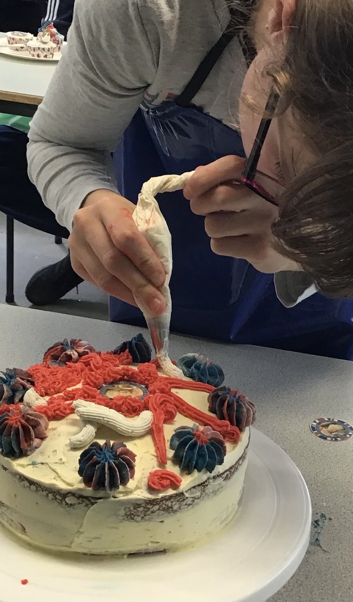 TirMorfa's tweet photo. #ytmLlandegla have been lucky to have some cake decorating skills demonstrated. Our piping skills were fabulous and our Jubilee cakes delicious. Thank you Chelsea! #ytmexpart #ytmscitech #PlatinumJubileeCelebration https://t.co/IsuL5SLHWW