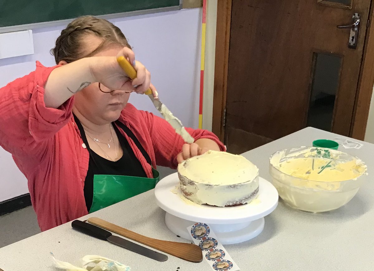 TirMorfa's tweet photo. #ytmLlandegla have been lucky to have some cake decorating skills demonstrated. Our piping skills were fabulous and our Jubilee cakes delicious. Thank you Chelsea! #ytmexpart #ytmscitech #PlatinumJubileeCelebration https://t.co/IsuL5SLHWW