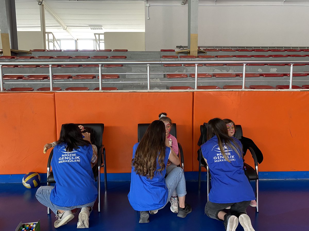 OHALISDEMIR_GM's tweet photo. Haydi "Anne Çocuk El Ele Spora" 👩‍👦🏐🧩👩‍👧

Bor 100. Yıl Spor Salonunda yapılan “Anne Çocuk El Ele Spora” projesi kapsamında Step Aerobik yapan bayanlarımızın akılları çocuklarında kalmasın 😉Gençlik Merkezi ekibi bu zamanı çocuklarlarla eğlenerek geçiriyor🥳🤩 

#Merkezimheryerde https://t.co/yUlODlw9Ei
